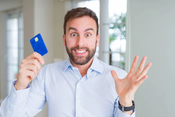 Hombre Negocios Guapo Sosteniendo Tarjeta Crédito Muy Feliz Emocionado Expresión —  Fotos de Stock