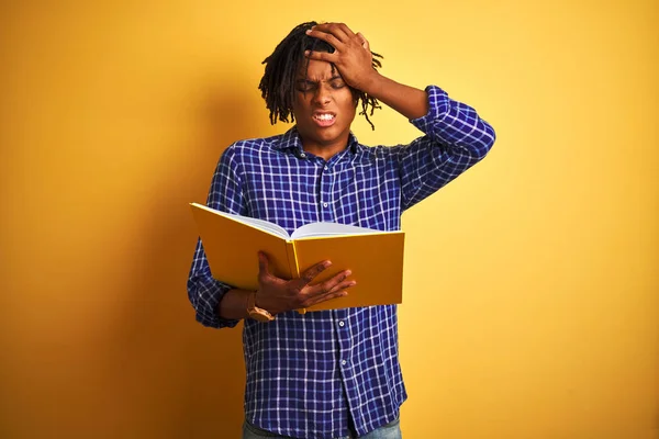 Афро Американский Студент Дредами Читающий Книгу Изолированном Желтом Фоне Напряженный — стоковое фото