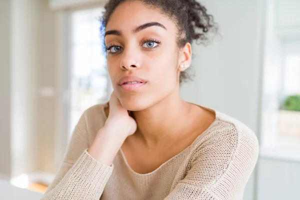 Linda jovem afro-americana com olhos azuis relaxando um — Fotografia de Stock