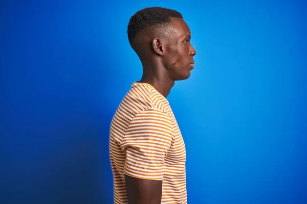 Homme Afro Américain Portant Shirt Décontracté Rayé Debout Sur Fond — Photo
