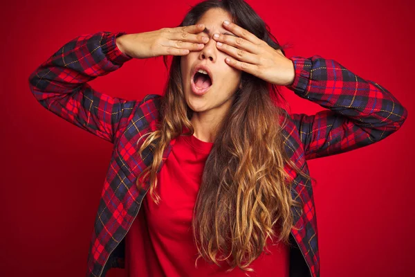 Junge Schöne Frau Lässiger Jacke Die Über Rotem Isoliertem Hintergrund — Stockfoto