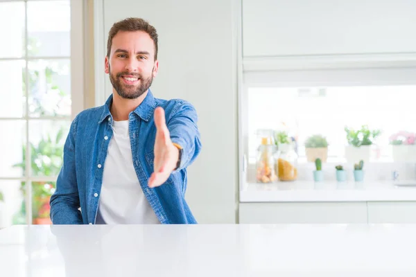 Knappe Man Thuis Glimlachend Vriendelijk Met Handdruk Als Groet Gastvrij — Stockfoto