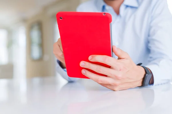 Close-up de mãos de homem usando tablet e sorrindo — Fotografia de Stock