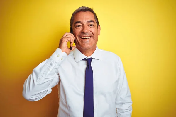 Μεσαίας Ηλικίας Επιχειρηματίας Μιλάει Στο Smartphone Πάνω Από Απομονωμένο Κίτρινο — Φωτογραφία Αρχείου