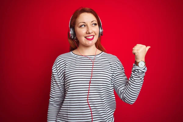 Junge Rothaarige Frau Die Musik Über Kopfhörer Über Rotem Isoliertem — Stockfoto