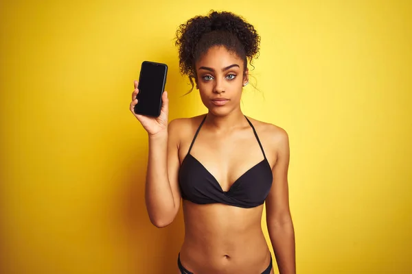 Mujer Afroamericana Con Bikini Que Muestra Teléfono Inteligente Sobre Fondo —  Fotos de Stock