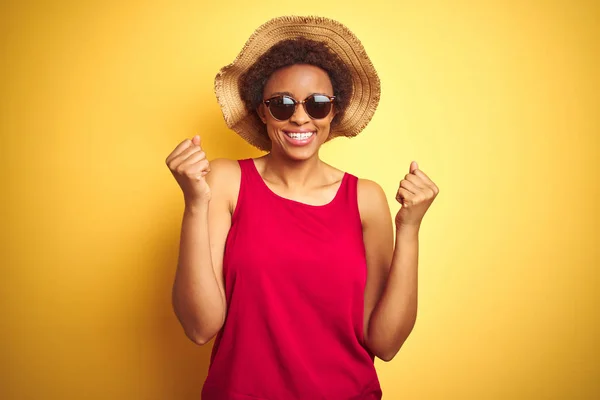 Afro Amerikaanse Vrouw Dragen Zomer Hoed Zonnebril Gele Geïsoleerde Achtergrond — Stockfoto