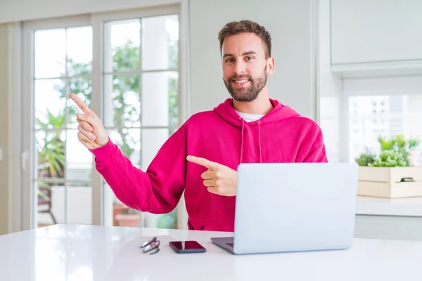Homem Bonito Trabalhando Usando Laptop Computador Sorrindo Olhando Para Câmera — Fotografia de Stock