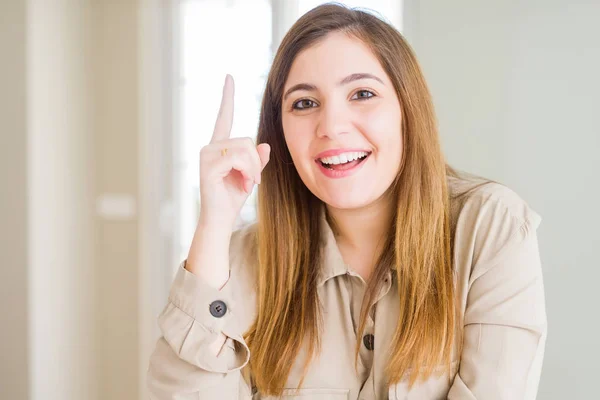 Vacker Ung Kvinna Hemma Pekar Finger Upp Med Framgångsrik Idé — Stockfoto