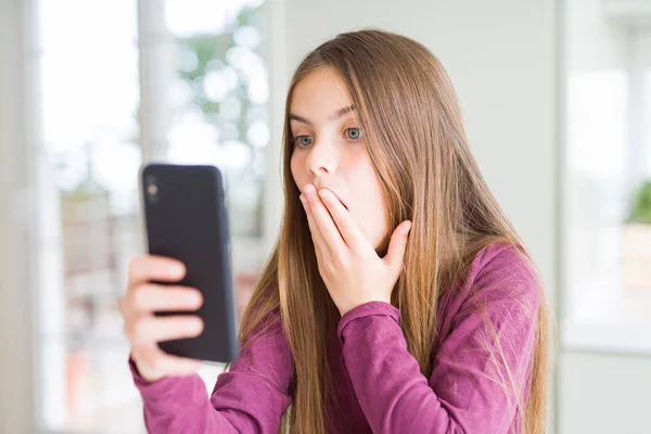 Menina Bonita Criança Enviando Uma Mensagem Usando Boca Tampa Smartphone — Fotografia de Stock