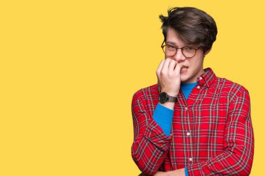 Genç yakışıklı adam stresli ve gergin ile izole arka plan üzerinde gözlük takan tırnak ısırma dudaklarından eller. Anksiyete sorunu.