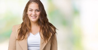 Artı boyutu genç kadın güzel üzerinde kış palto giyiyor arka yüzünde mutlu ve güzel bir gülümseme ile izole. Şanslı kişi.