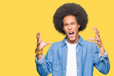 Öfke ile sinirli bağırarak afro saçlı genç Afro-Amerikan adam eller boğazlamak istiyor deli bağırıyor