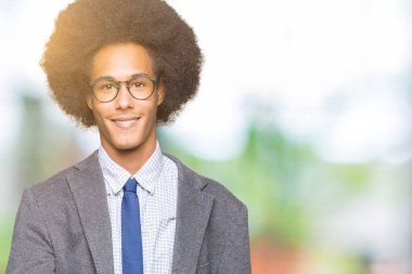 Tebrik ve konuksever dost sunan karşılıklı gülümseyen gözlüklü afro saçlı genç Afro-Amerikalı iş adamı. Başarılı iş.