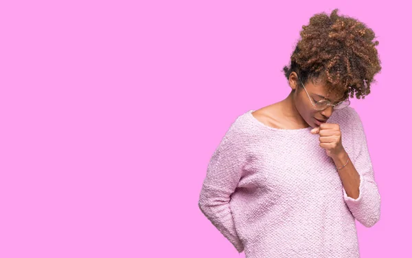 Hermosa Mujer Afroamericana Joven Con Gafas Sobre Fondo Aislado Sintiéndose — Foto de Stock