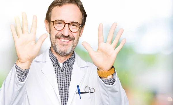 Médico Mediana Edad Hombres Con Abrigo Médico Mostrando Señalando Hacia — Foto de Stock