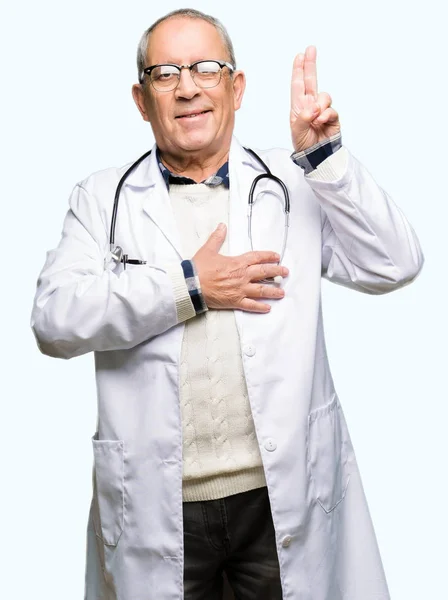 Tıbbi Giyen Yakışıklı Kıdemli Doktor Adam Kat Swearing Göğüs Parmaklar — Stok fotoğraf