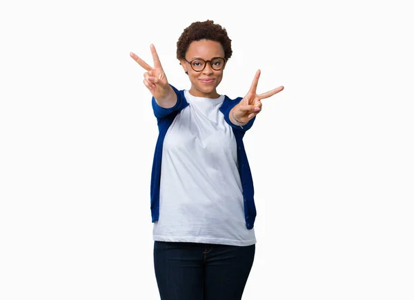 Jovem Mulher Afro Americana Bonita Vestindo Óculos Sobre Fundo Isolado — Fotografia de Stock