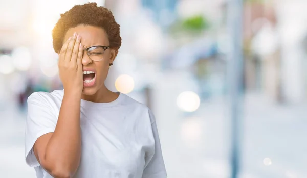 Linda Jovem Afro Americana Vestindo Óculos Sobre Fundo Isolado Bocejo — Fotografia de Stock