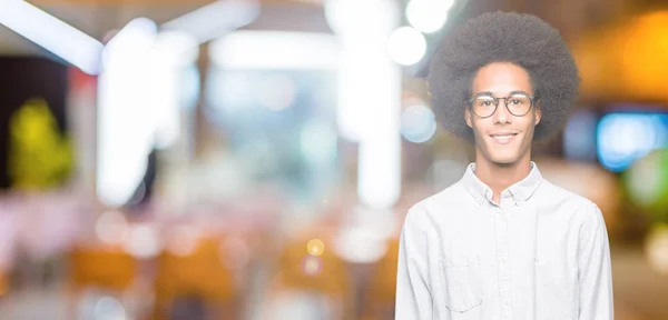 Giovane Uomo Afro Americano Con Capelli Afro Indossa Occhiali Con — Foto Stock