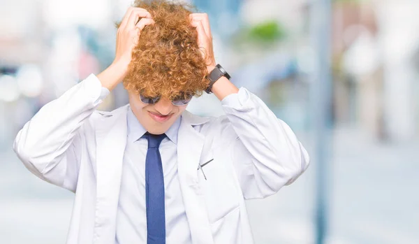 잘생긴 과학자 코트와 선글라스를 절망적 스트레스 때문에 통증과 편두통 머리에 — 스톡 사진