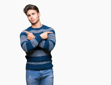Yakışıklı delikanlı izole arka plan üzerinde işaretleme için her iki parmak, farklı yönde ile katılmıyorum