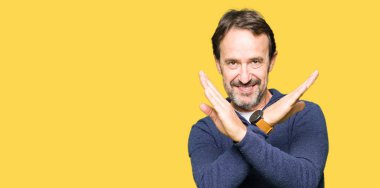 Orta Çağ yakışıklı adam bir kazak giyiyor ret ifadesi geçiş kolları negatif işareti, öfkeli yüz yapıyor