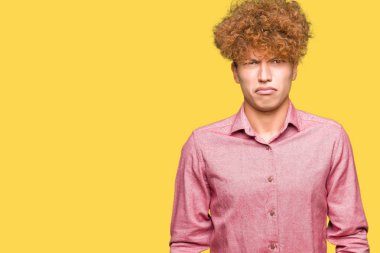 Kızgın ve korkmuş ağlıyor genç yakışıklı iş adamı afro saçlı depresif ve sıkıntı, endişe. Üzgün ifade.