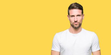 Yakışıklı adam rahat beyaz t-shirt giyen depresif ve kızgın ve korkmuş ağlıyor sıkıntı için endişeleniyorum. Üzgün ifade.