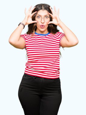 Parmaklarıyla, Uykulu ve sabah yorgunluk için yorgun gözlerini açmaya çalışırken gözlüklü genç güzel kadın