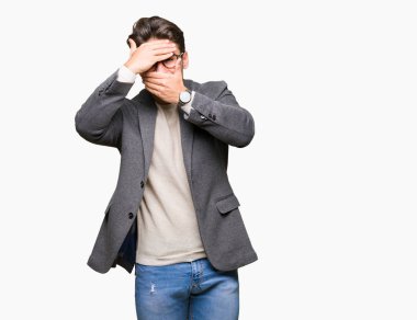 İzole arka plan kaplaması gözler ve ağız el ile üzerinden gözlüklü genç iş adamı şaşırttı ve şok. Duygu gizleme