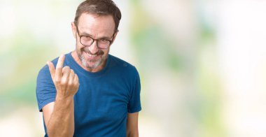 Yakışıklı Orta Çağ ağarmış kıdemli adam giydiğinden gözlük üzerinde izole arka plan beckoning el ile mutlu ve gülümseyen davet hareket buraya gel