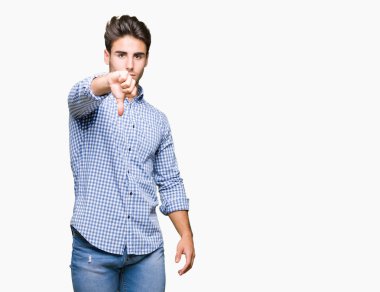 Mutsuz ve kızgın ret gösterilen ve başparmak aşağı hareketi ile negatif seyir izole arka plan üzerinde genç yakışıklı iş adamı. Kötü ifade.