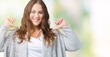 Artı boyutu genç kadın güzel üzerinde kış ceket yüzünde gülümseme ile kendinden emin görünüyorsun, kendini gururlu ve mutlu parmakları ile işaret arka plan izole.