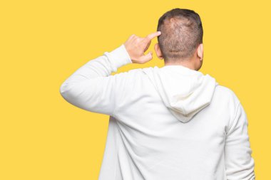 İzole arka plan geriye düşünme hakkında şüphe kafasına el ile üzerinden sweatshirt giyen orta yaş Arap adam