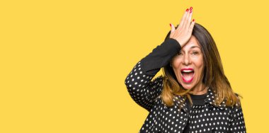 Moda ceket giyen güzel orta yaş kadın hata için baş el ile şaşırdı, hata hatırlıyorum. Unuttum, kötü bellek kavramı.