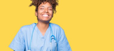 Genç Afro-Amerikan doktor kadın izole arka plan gülen ve komik deli şaka çünkü yüksek sesle zor gülüyor. Mutlu ifade.