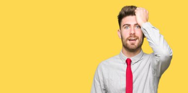 Genç yakışıklı iş adamı için hata, kafasına el ile sürpriz hata hatırlıyorum. Unuttum, kötü bellek kavramı.