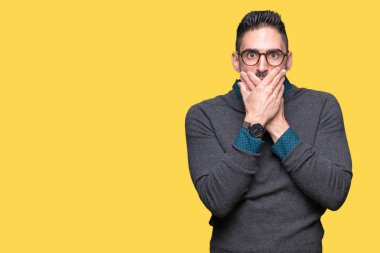 Üzerinde gözlük takan genç yakışıklı adam arka plan ağız hata için elleriyle kapsayan şok izole. Gizli kavramı.