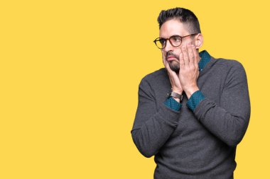 Yüz, depresyon ve üzüntü, kapsayan izole arka plan yorgun eller üzerinde gözlüklü genç yakışıklı adam üzgün ve sorun için tahriş