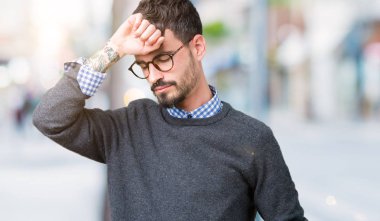 Genç yakışıklı izole arka plan dokunmadan üzerinde gözlük takan adam akıllı hastalık ve ateş, grip ve soğuk, virüs hasta için alın