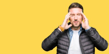 Yakışıklı adam çünkü kafasına baş ağrısı için el ile bir kış palto giyiyor stres. Migren muzdarip.