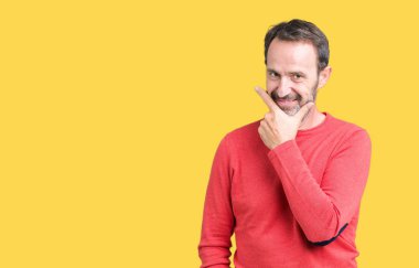 Emin çapraz kollar ve çeneme kaldırdı el ile gülümseme ile kameraya bakarak izole arka plan üzerinde kış kazak giymiş yakışıklı orta yaş ağarmış komuta sizde. Pozitif düşünce.