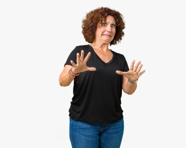 Güzel orta ager üst düzey kadın şok bağırarak korkuyor ve dehşet korku ifade dur hareketi el ile ile izole arka yüzünden. Panik kavramı.