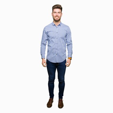 Genç yakışıklı bussines adam yüzünde mutlu ve güzel bir gülümseme ile. Şanslı kişi.