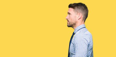 Yakışıklı iş adamı giyen kravat tarafına, seyir dinlenmek doğal yüz emin gülümseme ile pozuyla profili.