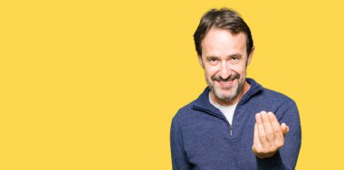 Orta Çağ yakışıklı adam bir kazak giyen beckoning el mutlu ve gülümseyen davet ile jest buraya geliyor