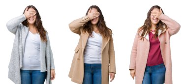 Güzel artı boyutu kadın kolaj izole arka planda gülümseyen ve sürpriz için gözleri kapsayan yüzünde el ile gülüyor üzerinde kış ceket giyiyor. Kör kavram.
