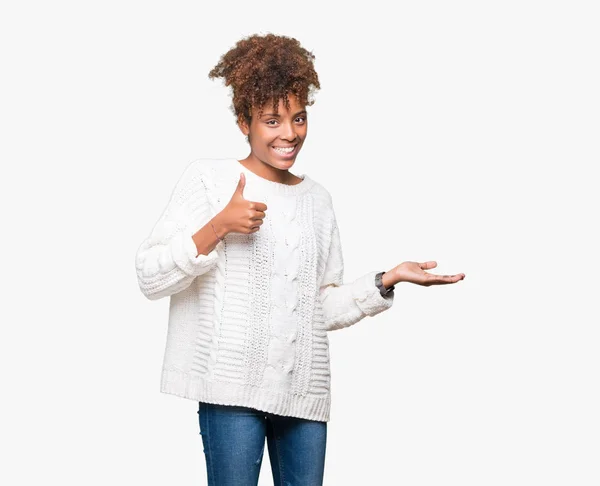 Linda Jovem Afro Americana Vestindo Camisola Inverno Sobre Fundo Isolado — Fotografia de Stock