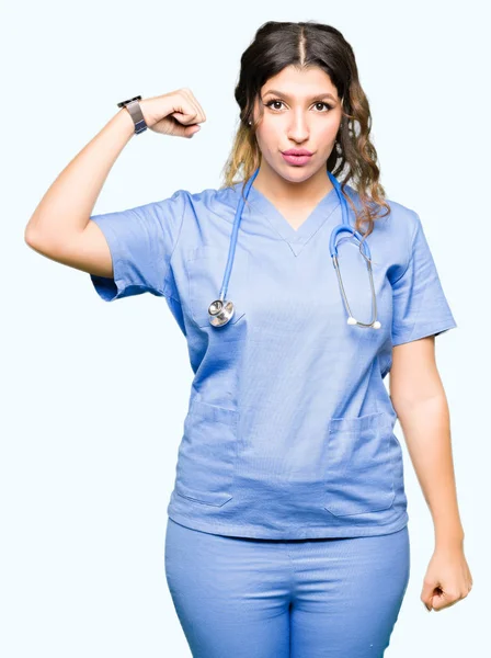Jovem Adulto Médico Mulher Vestindo Uniforme Médico Pessoa Forte Mostrando — Fotografia de Stock